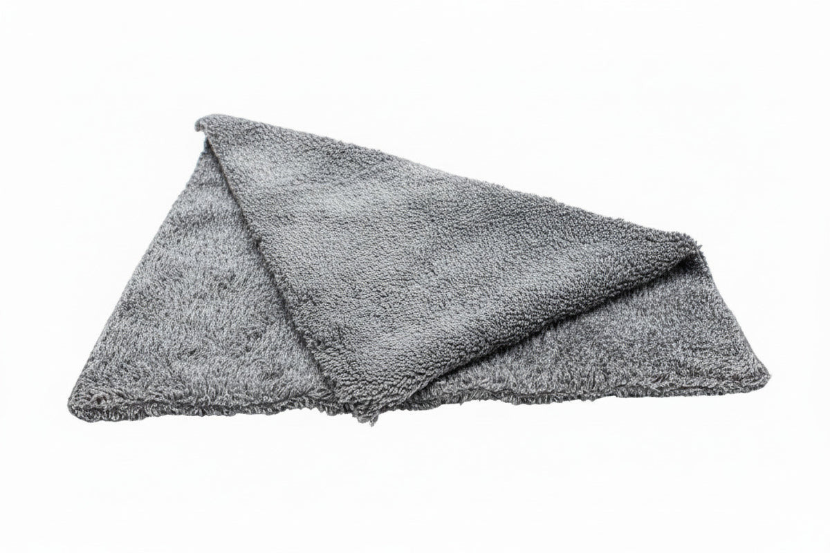 Silber-graues flauschiges Mikrofasertuch (Olymp) für die kratzfreie Politur und Reinigung.