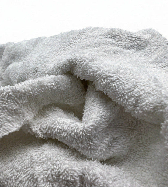 Weiße Frottee-Industrieputzlappen: Hochabsorbierende Premium-Ware für grobe Reinigungsarbeiten.