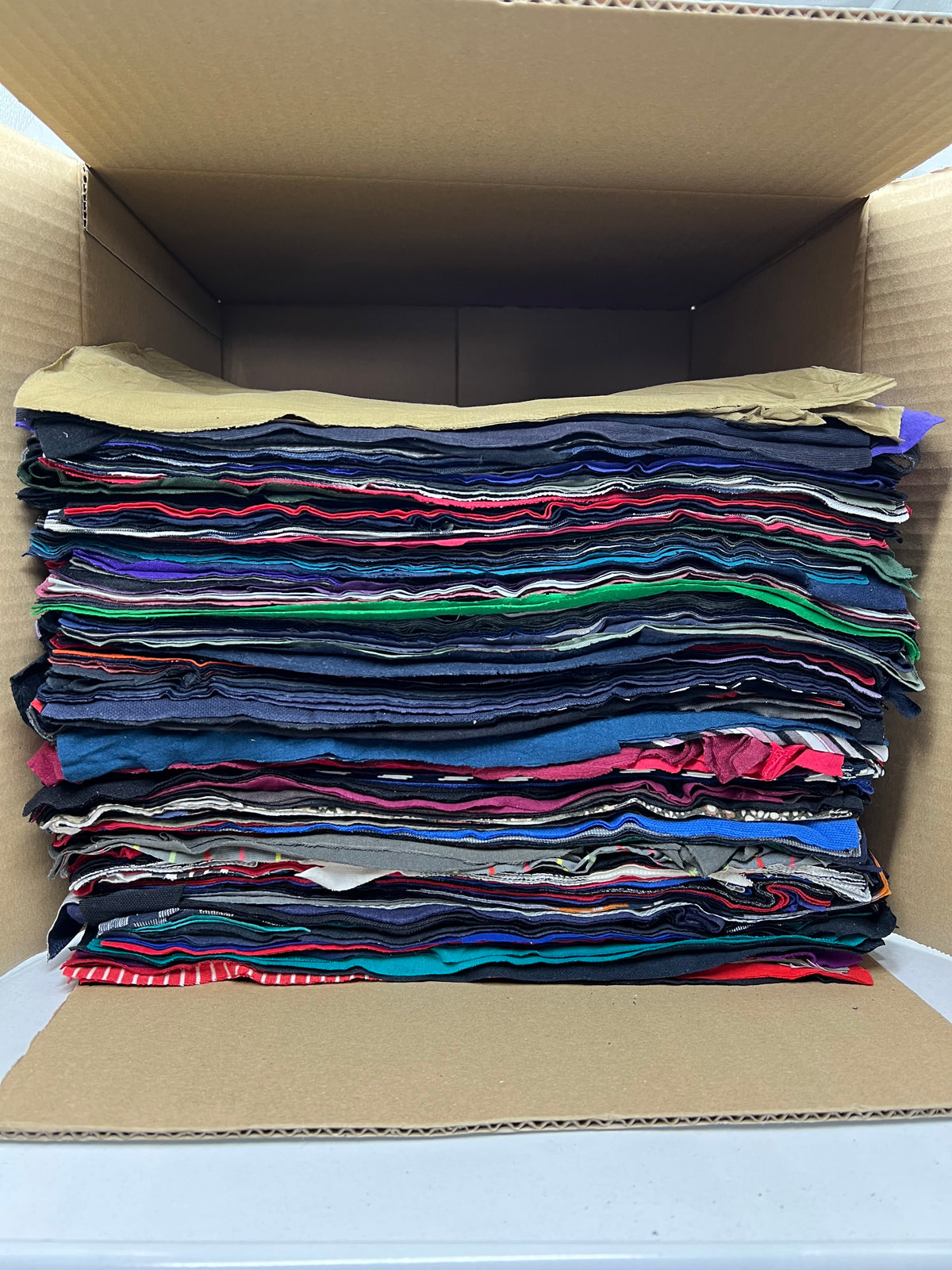 Trikot Bunt Premium: Akkurat geschnittene (40 x 40 cm) und gestapelte Industrieputzlappen aus buntem Trikot.