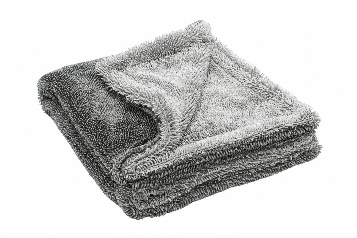 Nahaufnahme eines flauschig grauen Mikrofaser-Trockentuchs (Wassermagnet) für Lack und Glas.